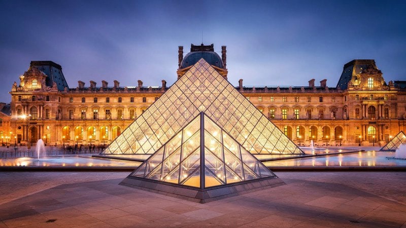 متحف اللوفر بعاصمة الأنوار باريس